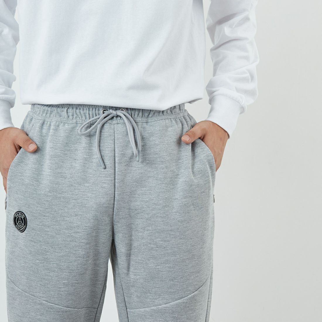 PARIS SAINT-GERMAN [パリ・サンジェルマン] PSG テックフリースパンツ [PS1125FW0001] GRAY &&モデル身長：179cm 着用サイズ：L&&