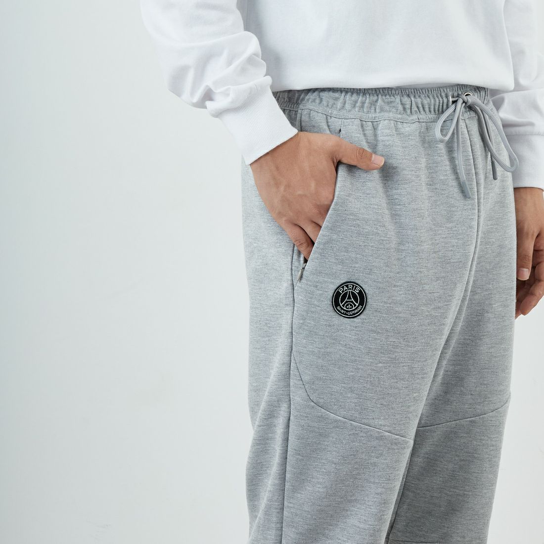 PARIS SAINT-GERMAN [パリ・サンジェルマン] PSG テックフリースパンツ [PS1125FW0001] GRAY &&モデル身長：179cm 着用サイズ：L&&