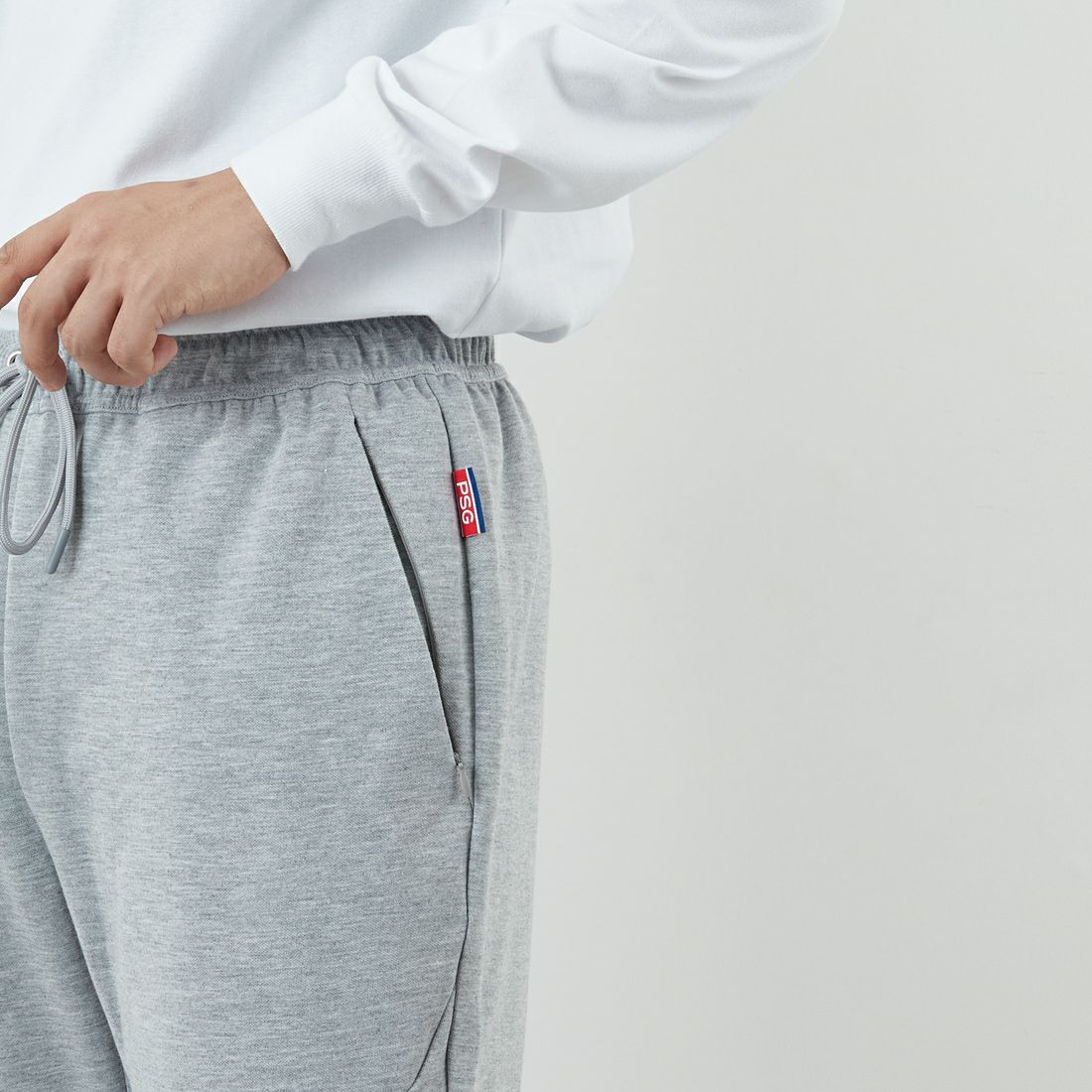 PARIS SAINT-GERMAN [パリ・サンジェルマン] PSG テックフリースパンツ [PS1125FW0001] GRAY &&モデル身長：179cm 着用サイズ：L&&