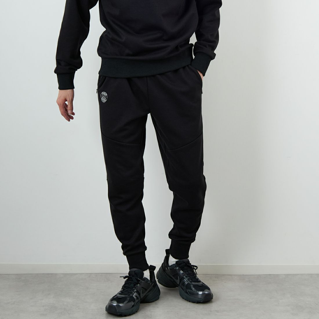 PARIS SAINT-GERMAN [パリ・サンジェルマン] PSG テックフリースパンツ [PS1125FW0001] BLACK &&モデル身長：168cm 着用サイズ：M&&