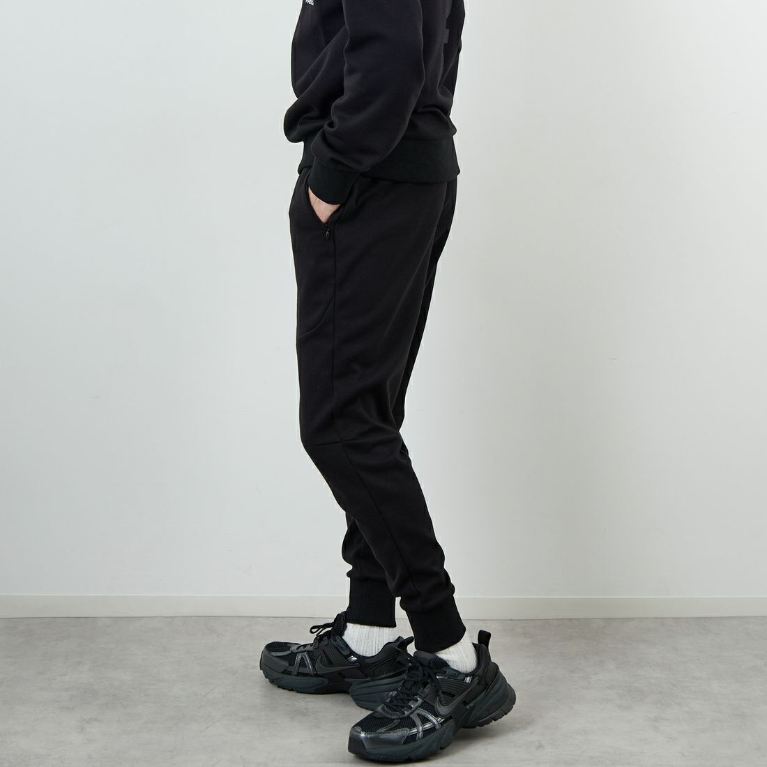 PARIS SAINT-GERMAN [パリ・サンジェルマン] PSG テックフリースパンツ [PS1125FW0001] BLACK &&モデル身長：168cm 着用サイズ：M&&