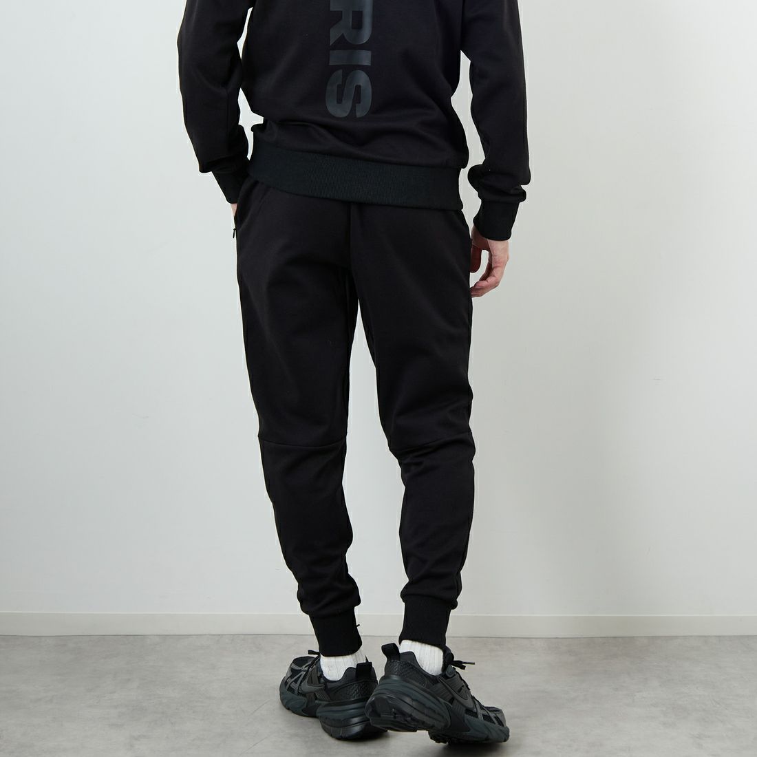 PARIS SAINT-GERMAN [パリ・サンジェルマン] PSG テックフリースパンツ [PS1125FW0001] BLACK &&モデル身長：168cm 着用サイズ：M&&