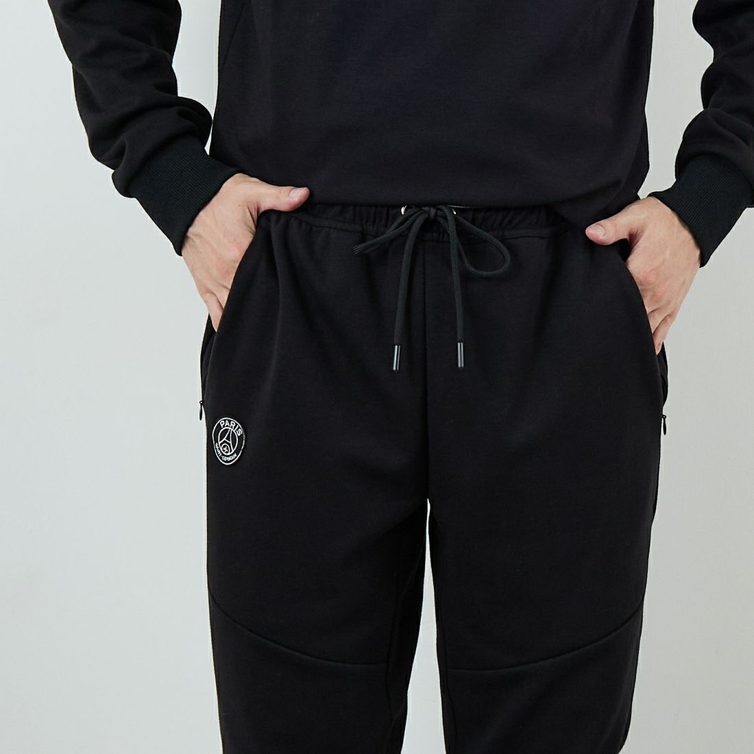 PARIS SAINT-GERMAN [パリ・サンジェルマン] PSG テックフリースパンツ [PS1125FW0001] BLACK &&モデル身長：168cm 着用サイズ：M&&