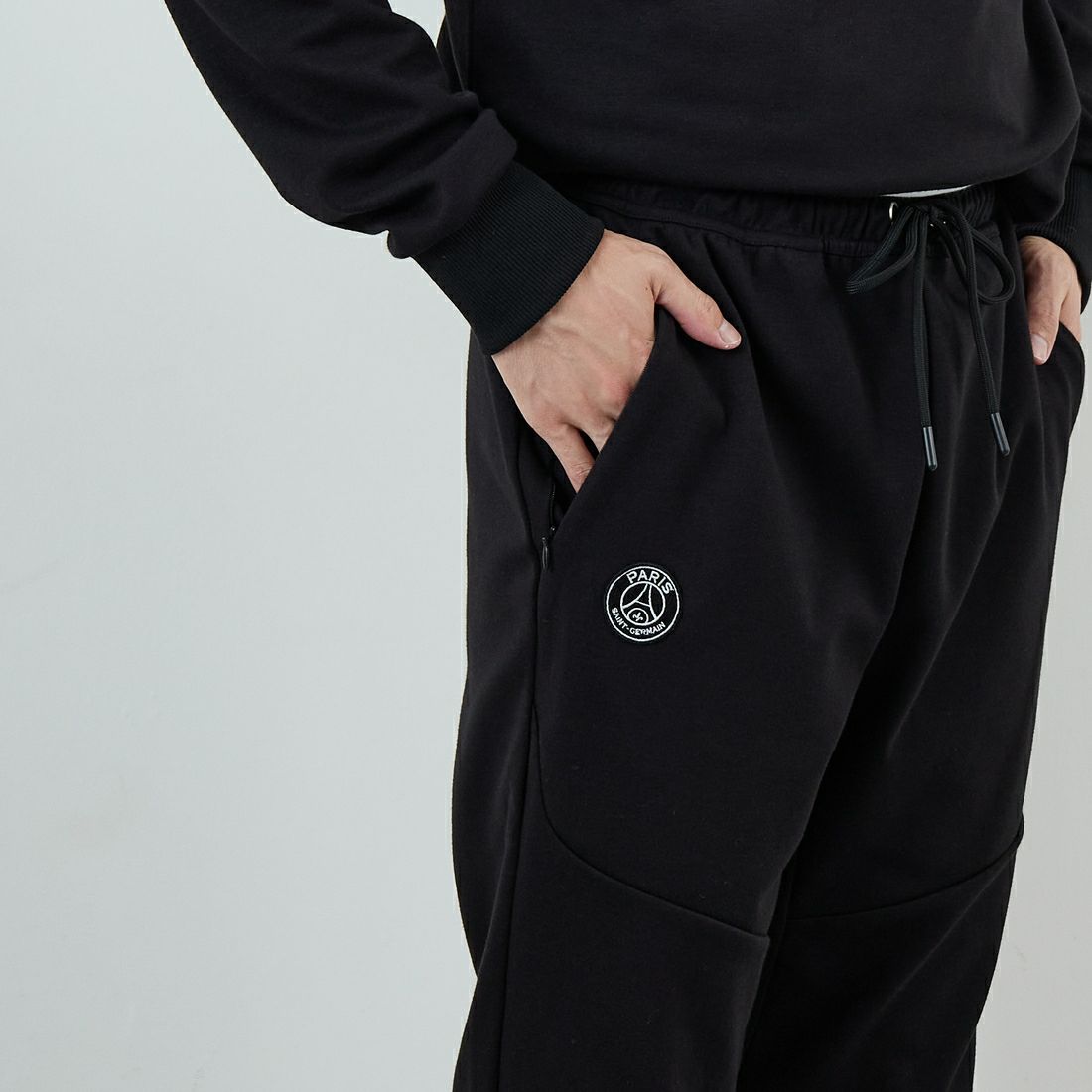 PARIS SAINT-GERMAN [パリ・サンジェルマン] PSG テックフリースパンツ [PS1125FW0001] BLACK &&モデル身長：168cm 着用サイズ：M&&