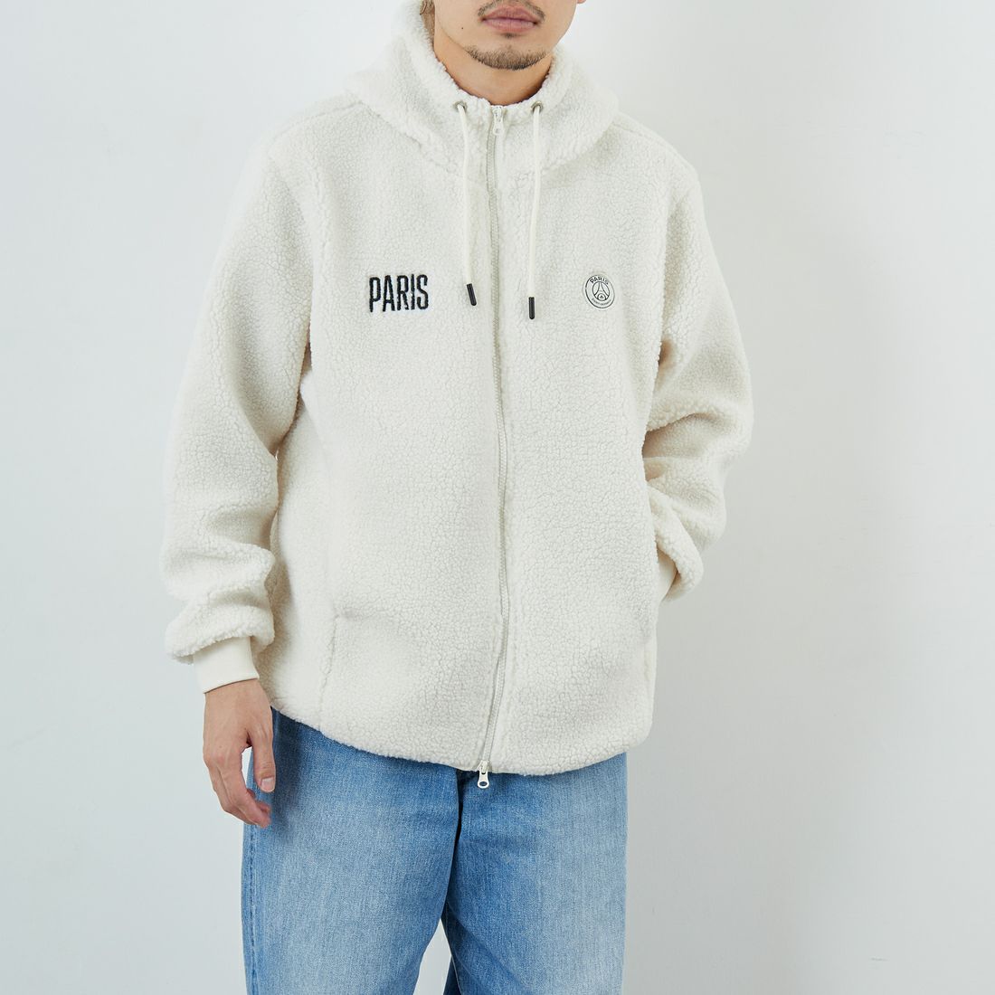 PARIS SAINT-GERMAN [パリ・サンジェルマン] PSG ロゴ刺繍ボアフーディ [PS2325FW0001] BEIGE &&モデル身長：168cm 着用サイズ：M&&