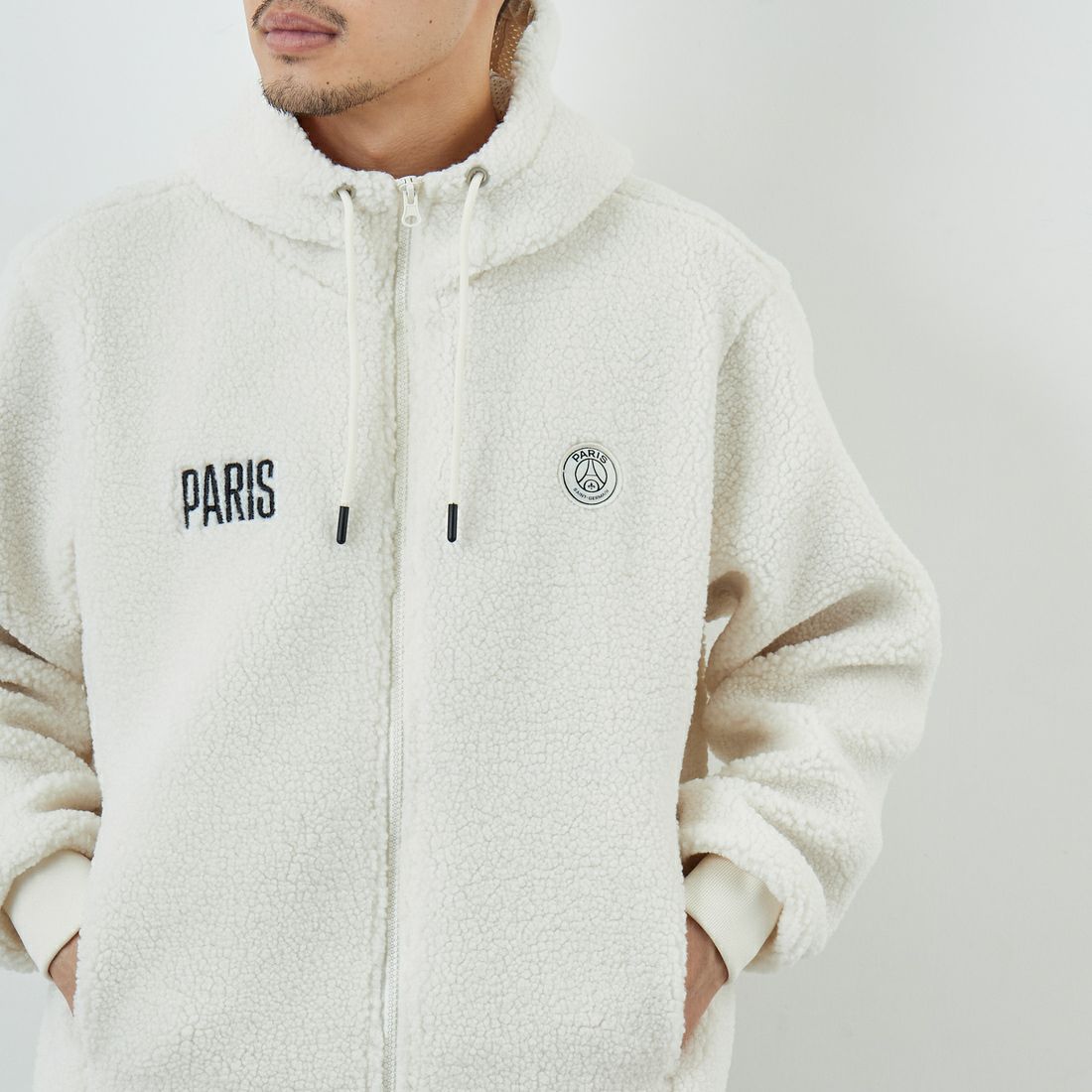 PARIS SAINT-GERMAN [パリ・サンジェルマン] PSG ロゴ刺繍ボアフーディ [PS2325FW0001] BEIGE &&モデル身長：168cm 着用サイズ：M&&