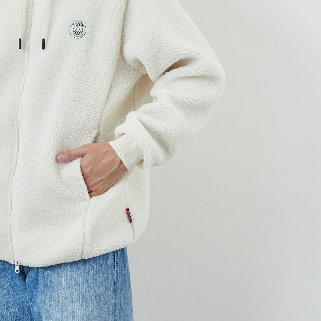 PARIS SAINT-GERMAN [パリ・サンジェルマン] PSG ロゴ刺繍ボアフーディ [PS2325FW0001] BEIGE &&モデル身長：168cm 着用サイズ：M&&