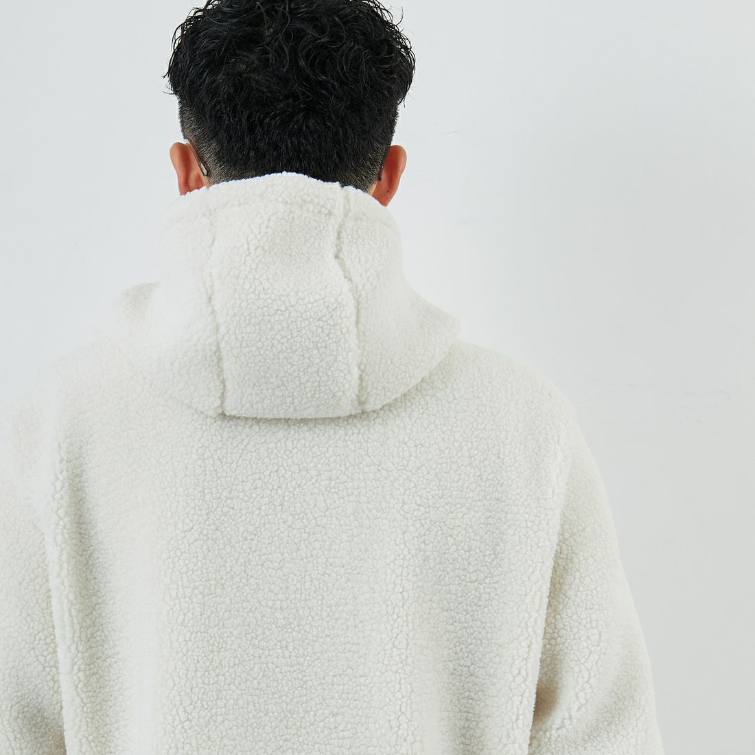 PARIS SAINT-GERMAN [パリ・サンジェルマン] PSG ロゴ刺繍ボアフーディ [PS2325FW0001] BEIGE &&モデル身長：168cm 着用サイズ：M&&