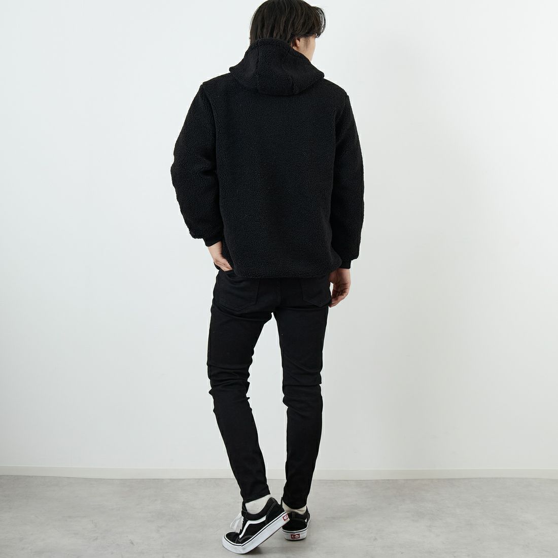 PARIS SAINT-GERMAN [パリ・サンジェルマン] PSG ロゴ刺繍ボアフーディ [PS2325FW0001] BLACK &&モデル身長：179cm 着用サイズ：L&&