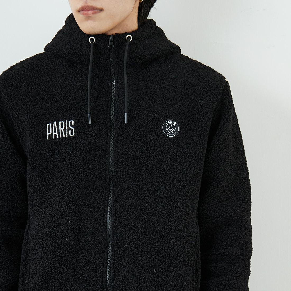 PARIS SAINT-GERMAN [パリ・サンジェルマン] PSG ロゴ刺繍ボアフーディ [PS2325FW0001] BLACK &&モデル身長：179cm 着用サイズ：L&&