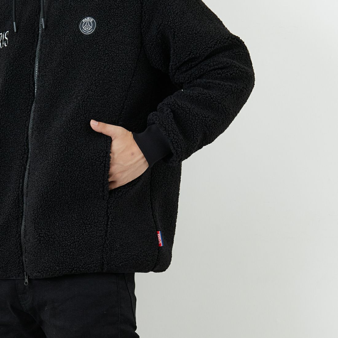 PARIS SAINT-GERMAN [パリ・サンジェルマン] PSG ロゴ刺繍ボアフーディ [PS2325FW0001] BLACK &&モデル身長：179cm 着用サイズ：L&&