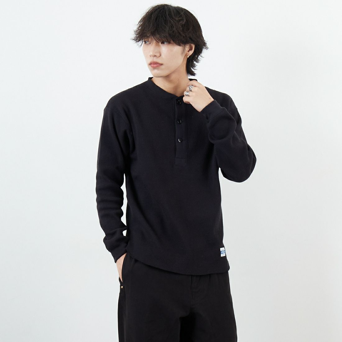 ARMY TWILL SANFORIZED [アーミーツイル サンフォライズド] ハニカムヘンリーネックTシャツ [AM-2553007] BLACK &&モデル身長：179cm 着用サイズ：M&&
