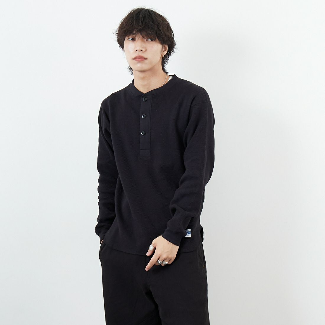 ARMY TWILL SANFORIZED [アーミーツイル サンフォライズド] ハニカムヘンリーネックTシャツ [AM-2553007] BLACK &&モデル身長：179cm 着用サイズ：M&&