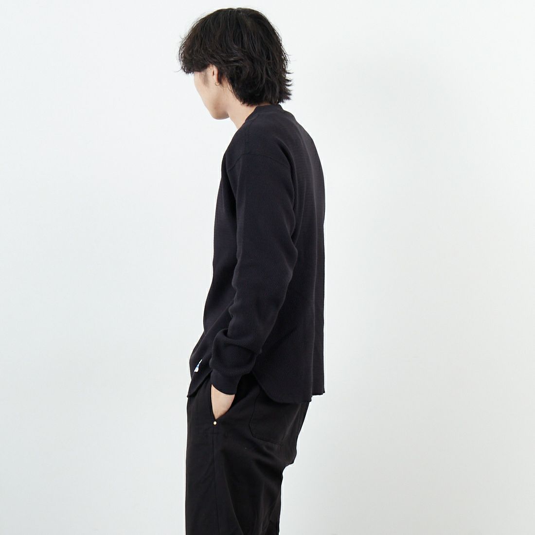 ARMY TWILL SANFORIZED [アーミーツイル サンフォライズド] ハニカムヘンリーネックTシャツ [AM-2553007] BLACK &&モデル身長：179cm 着用サイズ：M&&