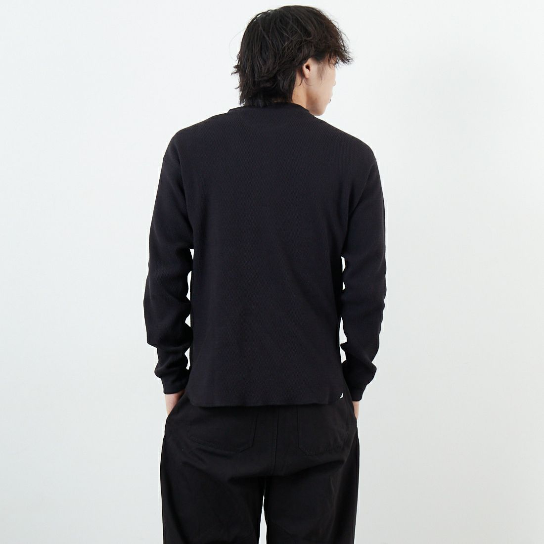 ARMY TWILL SANFORIZED [アーミーツイル サンフォライズド] ハニカムヘンリーネックTシャツ [AM-2553007] BLACK &&モデル身長：179cm 着用サイズ：M&&