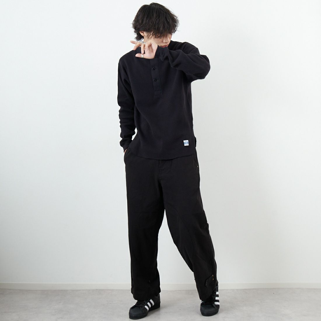 ARMY TWILL SANFORIZED [アーミーツイル サンフォライズド] ハニカムヘンリーネックTシャツ [AM-2553007] BLACK &&モデル身長：179cm 着用サイズ：M&&