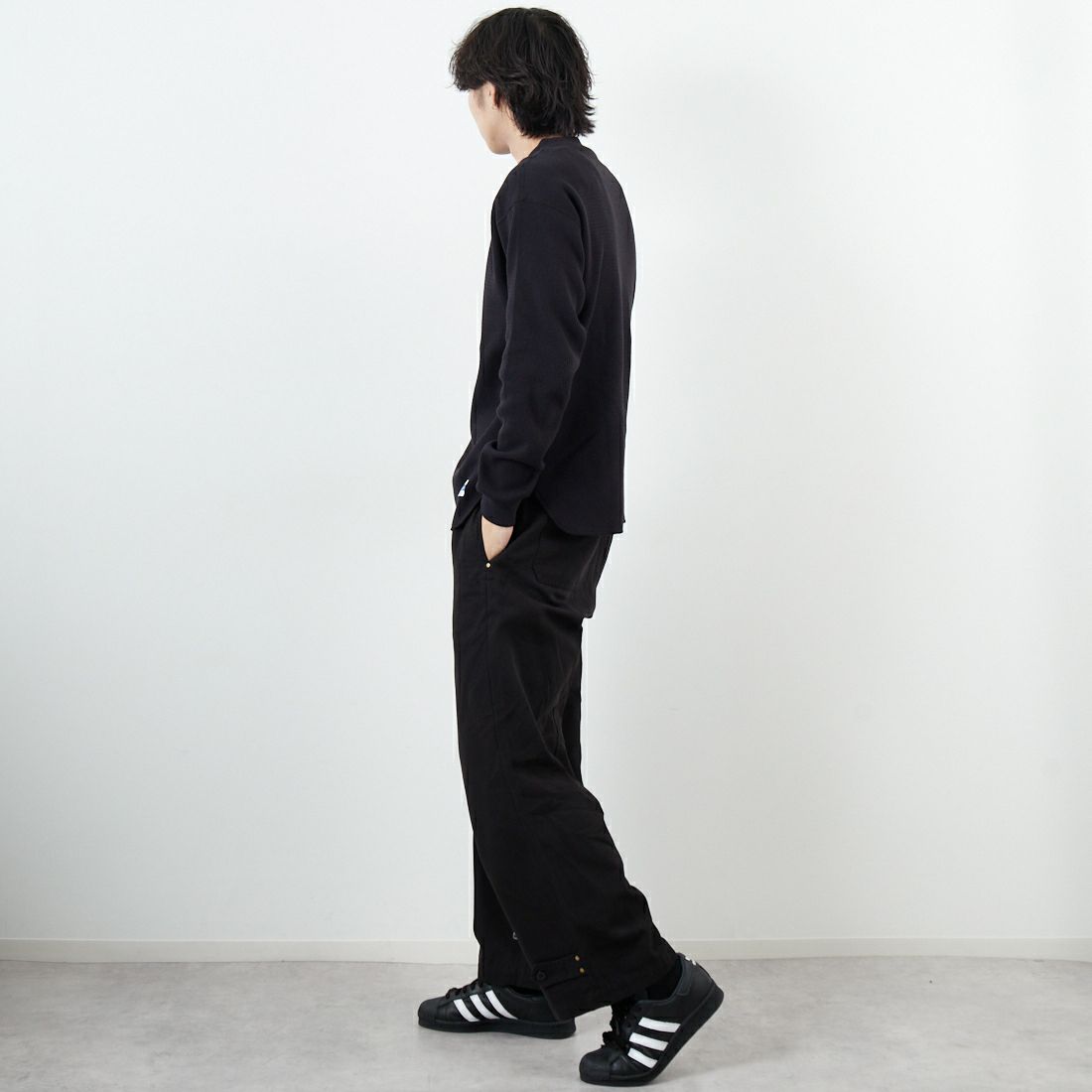 ARMY TWILL SANFORIZED [アーミーツイル サンフォライズド] ハニカムヘンリーネックTシャツ [AM-2553007] BLACK &&モデル身長：179cm 着用サイズ：M&&