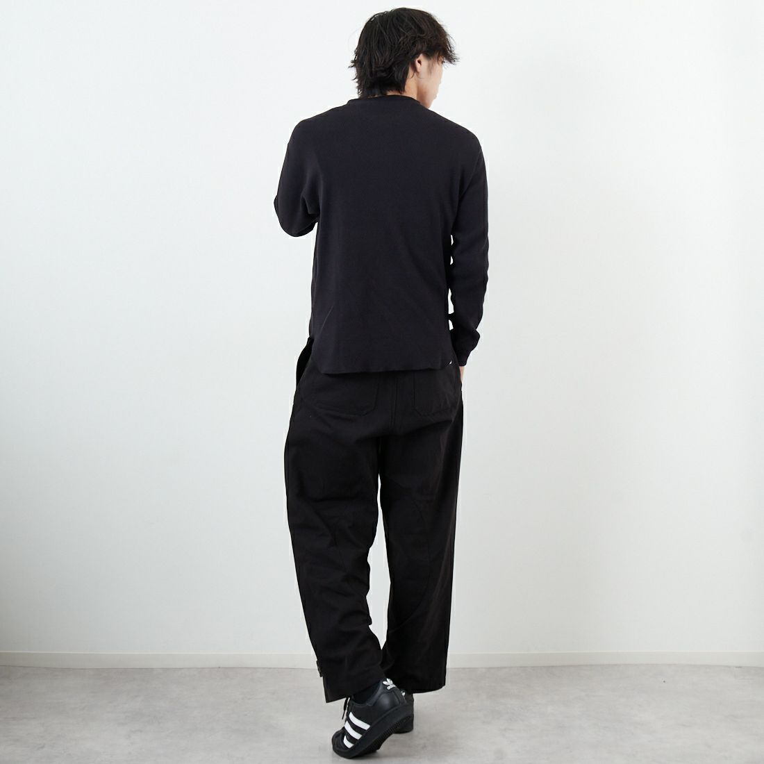 ARMY TWILL SANFORIZED [アーミーツイル サンフォライズド] ハニカムヘンリーネックTシャツ [AM-2553007] BLACK &&モデル身長：179cm 着用サイズ：M&&