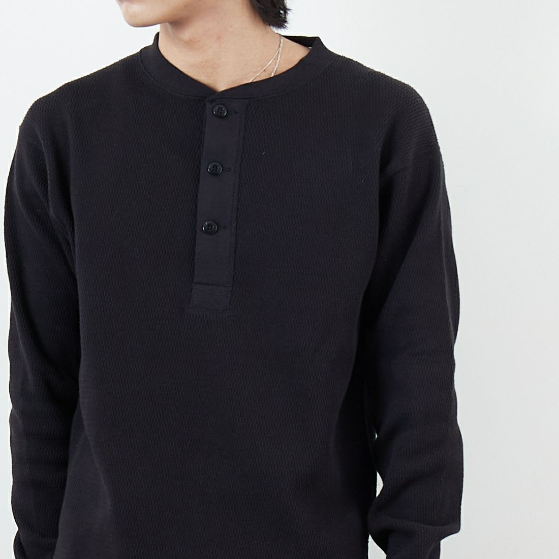ARMY TWILL SANFORIZED [アーミーツイル サンフォライズド] ハニカムヘンリーネックTシャツ [AM-2553007] BLACK &&モデル身長：179cm 着用サイズ：M&&