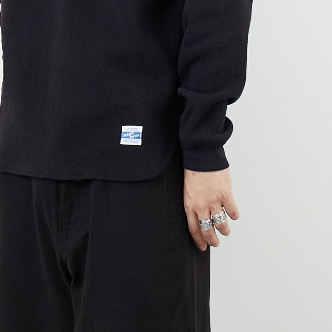 ARMY TWILL SANFORIZED [アーミーツイル サンフォライズド] ハニカムヘンリーネックTシャツ [AM-2553007] BLACK &&モデル身長：179cm 着用サイズ：M&&