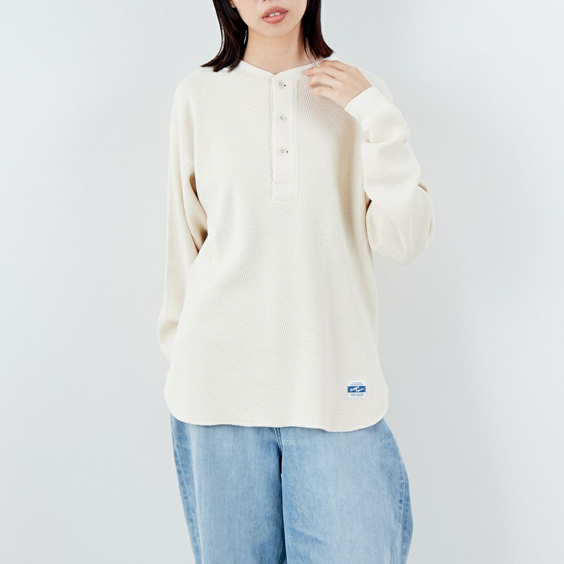 ARMY TWILL SANFORIZED [アーミーツイル サンフォライズド] ハニカムヘンリーネックTシャツ [AM-2553007] ECRU &&モデル身長：162cm 着用サイズ：S&&