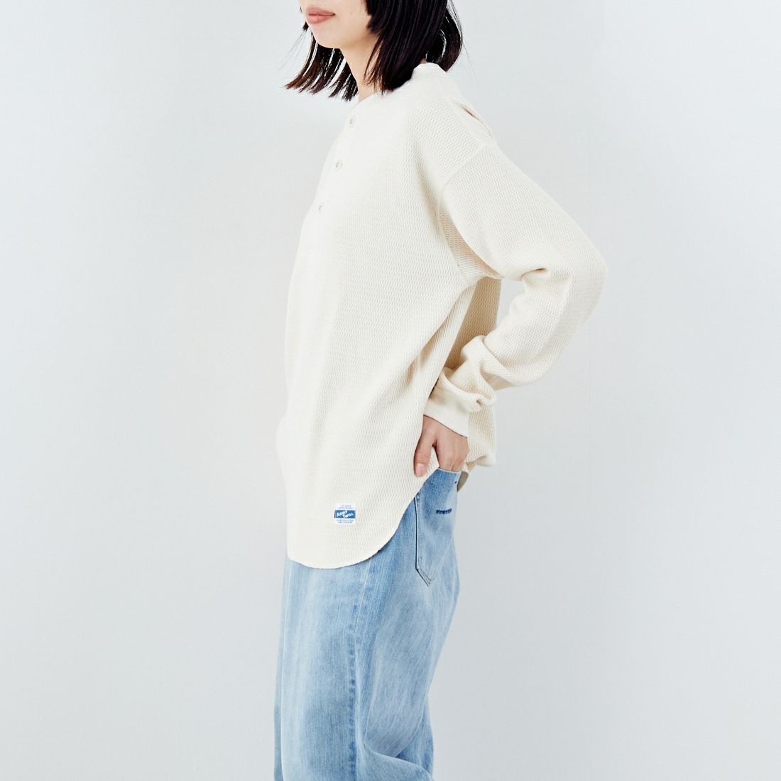 ARMY TWILL SANFORIZED [アーミーツイル サンフォライズド] ハニカムヘンリーネックTシャツ [AM-2553007] ECRU &&モデル身長：162cm 着用サイズ：S&&