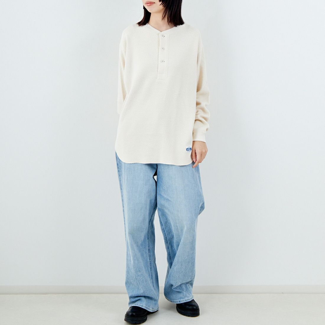 ARMY TWILL SANFORIZED [アーミーツイル サンフォライズド] ハニカムヘンリーネックTシャツ [AM-2553007] ECRU &&モデル身長：162cm 着用サイズ：S&&