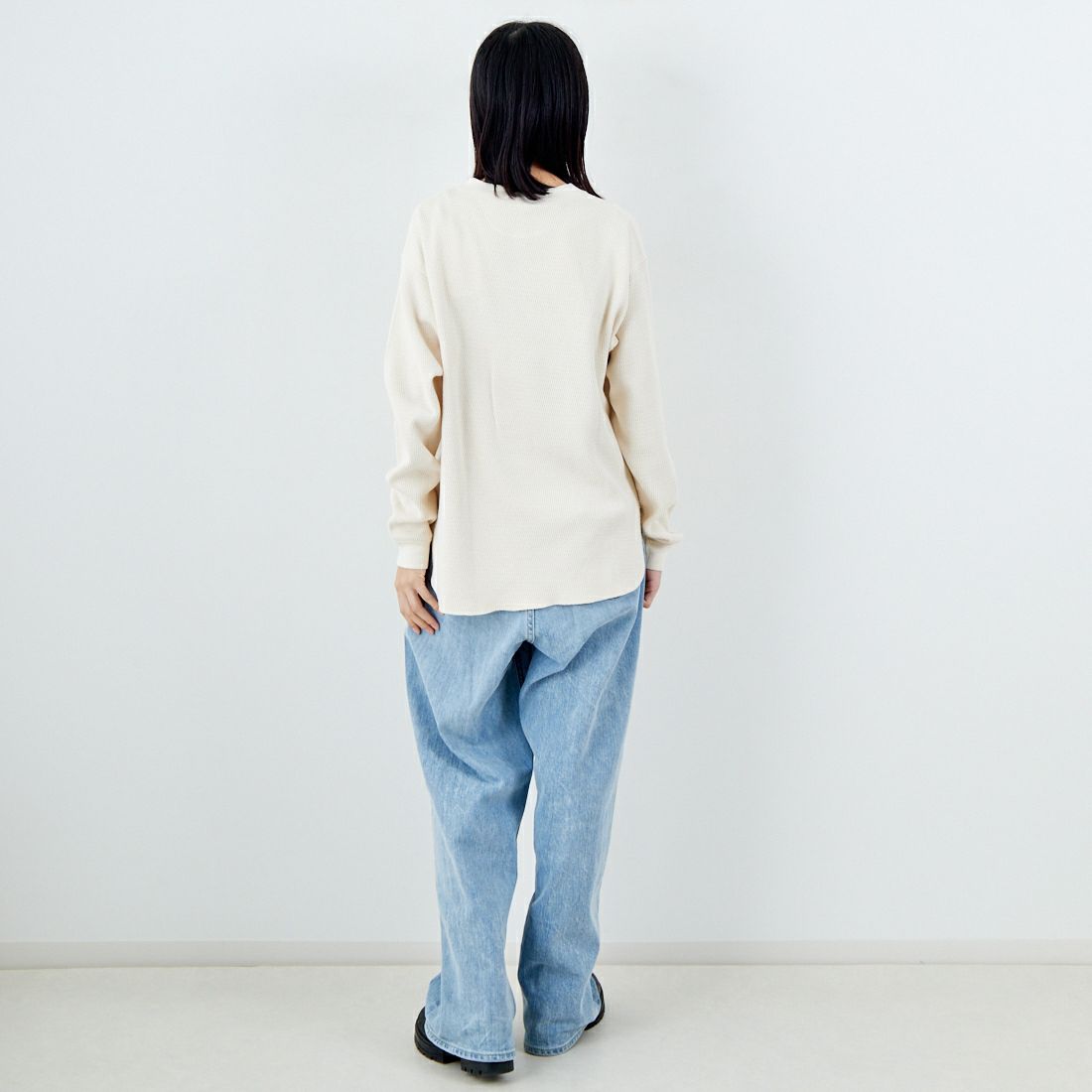 ARMY TWILL SANFORIZED [アーミーツイル サンフォライズド] ハニカムヘンリーネックTシャツ [AM-2553007] ECRU &&モデル身長：162cm 着用サイズ：S&&