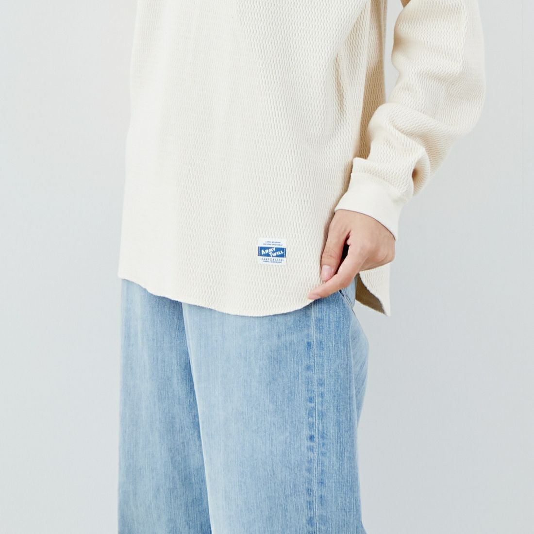 ARMY TWILL SANFORIZED [アーミーツイル サンフォライズド] ハニカムヘンリーネックTシャツ [AM-2553007] ECRU &&モデル身長：162cm 着用サイズ：S&&