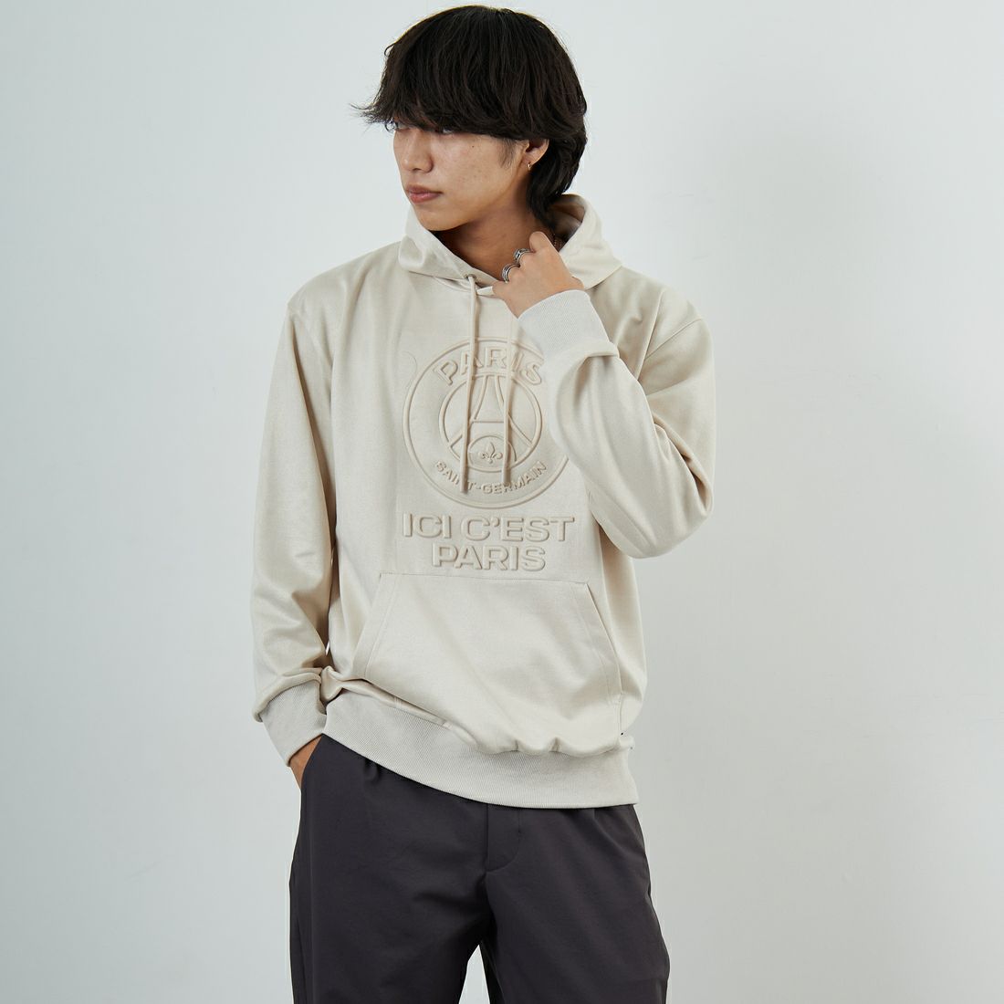 PARIS SAINT-GERMAN [パリ・サンジェルマン] PSG ポリスエードエンボスロゴフーディ [PS0625FW0001] IVORY &&モデル身長：179cm 着用サイズ：XL&&