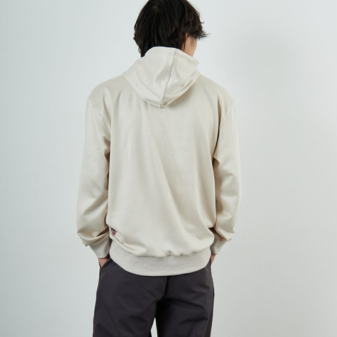 PARIS SAINT-GERMAN [パリ・サンジェルマン] PSG ポリスエードエンボスロゴフーディ [PS0625FW0001] IVORY &&モデル身長：179cm 着用サイズ：XL&&