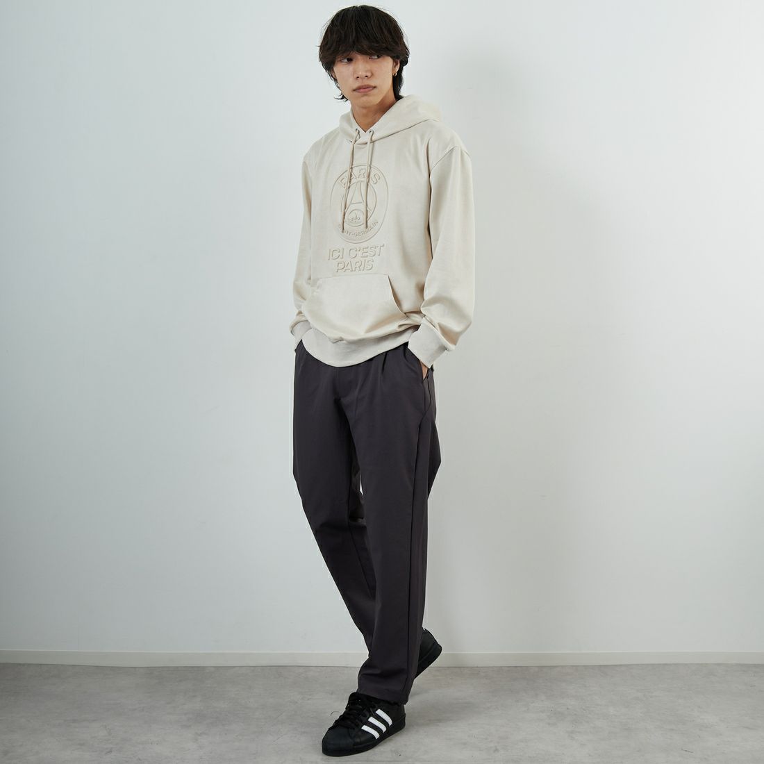 PARIS SAINT-GERMAN [パリ・サンジェルマン] PSG ポリスエードエンボスロゴフーディ [PS0625FW0001] IVORY &&モデル身長：179cm 着用サイズ：XL&&