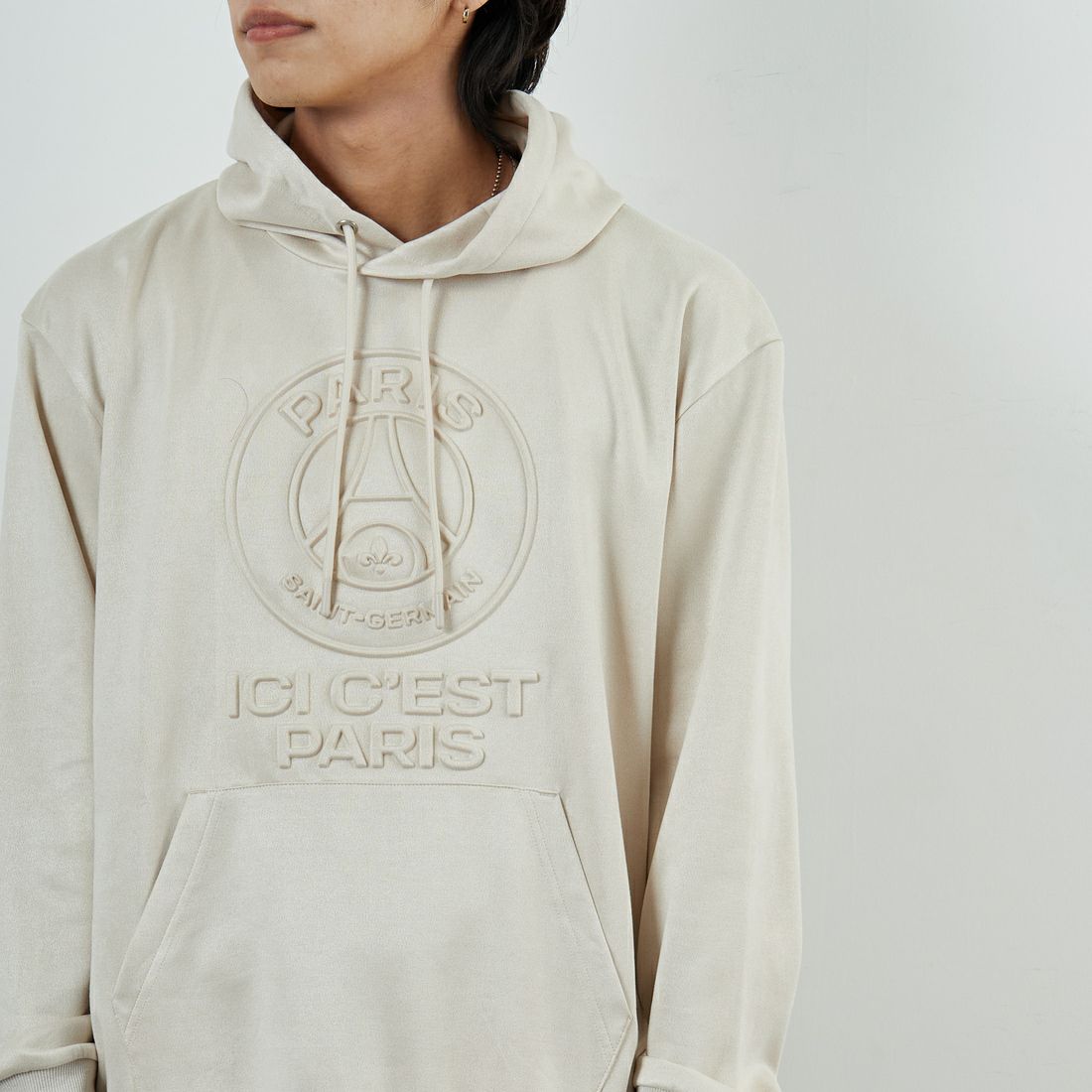 PARIS SAINT-GERMAN [パリ・サンジェルマン] PSG ポリスエードエンボスロゴフーディ [PS0625FW0001] IVORY &&モデル身長：179cm 着用サイズ：XL&&