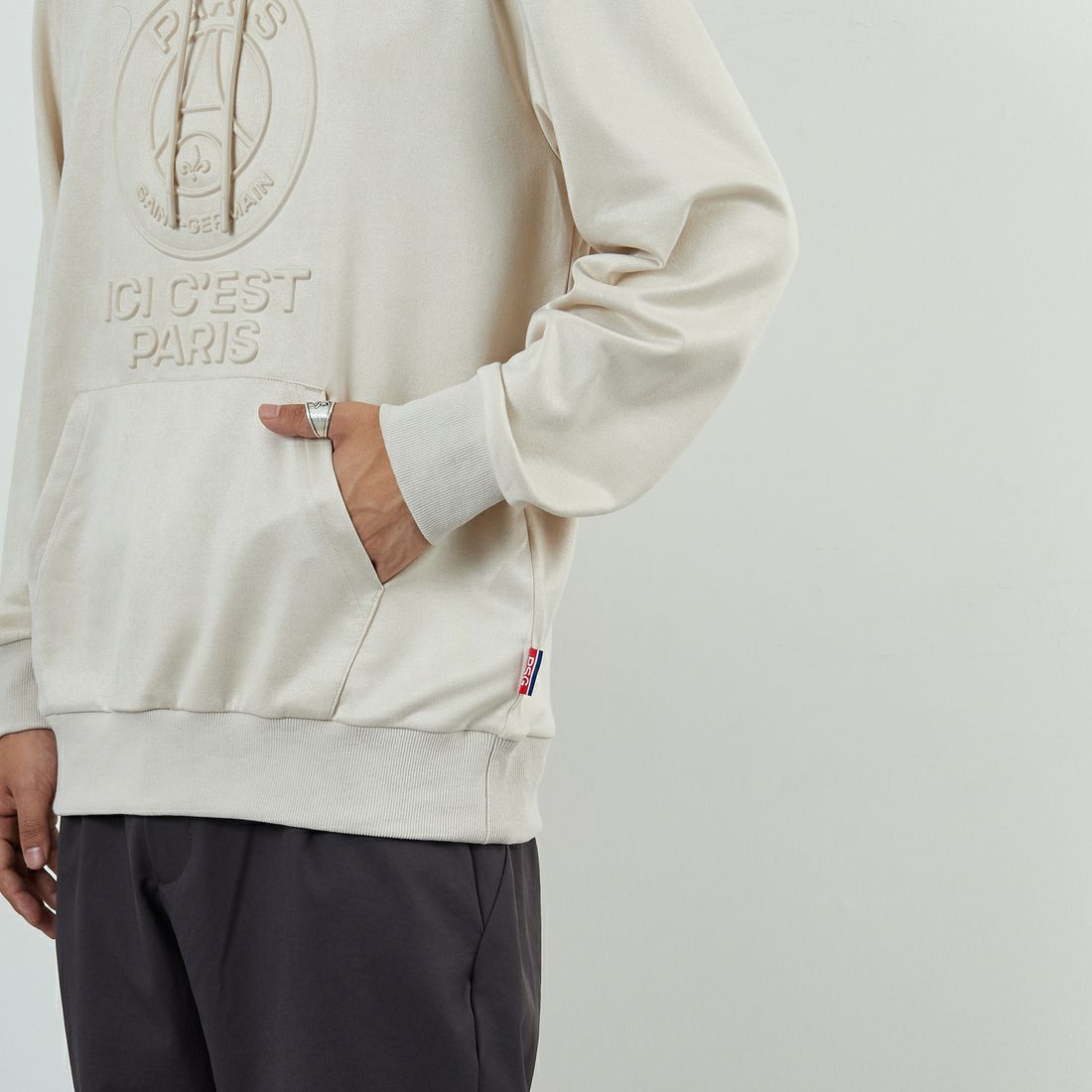 PARIS SAINT-GERMAN [パリ・サンジェルマン] PSG ポリスエードエンボスロゴフーディ [PS0625FW0001] IVORY &&モデル身長：179cm 着用サイズ：XL&&