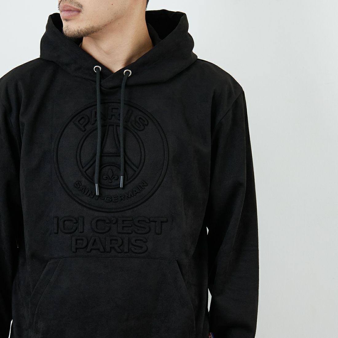 PARIS SAINT-GERMAN [パリ・サンジェルマン] PSG ポリスエードエンボスロゴフーディ [PS0625FW0001] BLACK &&モデル身長：168cm 着用サイズ：M&&