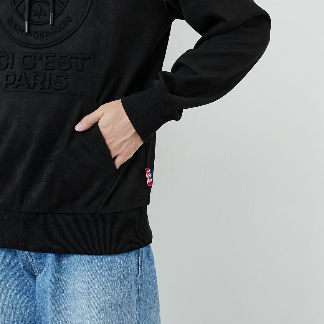 PARIS SAINT-GERMAN [パリ・サンジェルマン] PSG ポリスエードエンボスロゴフーディ [PS0625FW0001] BLACK &&モデル身長：168cm 着用サイズ：M&&