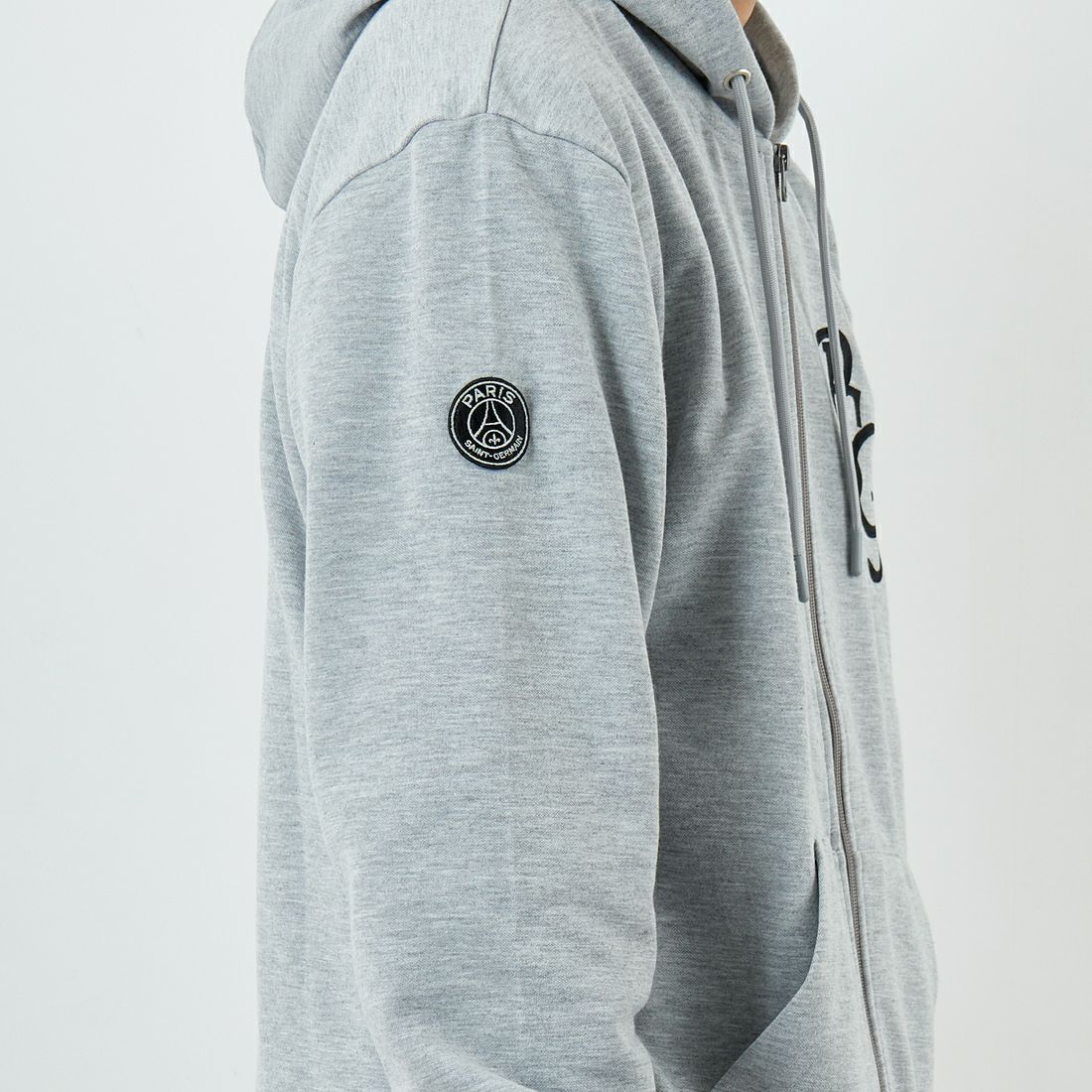 PARIS SAINT-GERMAN [パリ・サンジェルマン] PSG ロゴ刺繍テックフリースフルジップフーディ [PS0625FW0003] GRAY &&モデル身長：179cm 着用サイズ：XL&&