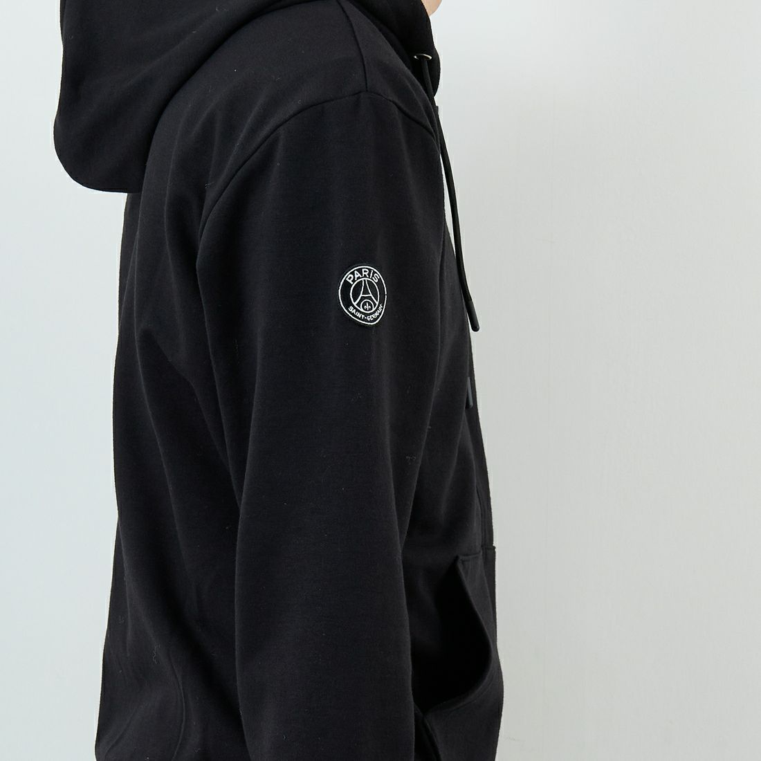 PARIS SAINT-GERMAN [パリ・サンジェルマン] PSG ロゴ刺繍テックフリースフルジップフーディ [PS0625FW0003] BLACK &&モデル身長：168cm 着用サイズ：M&&