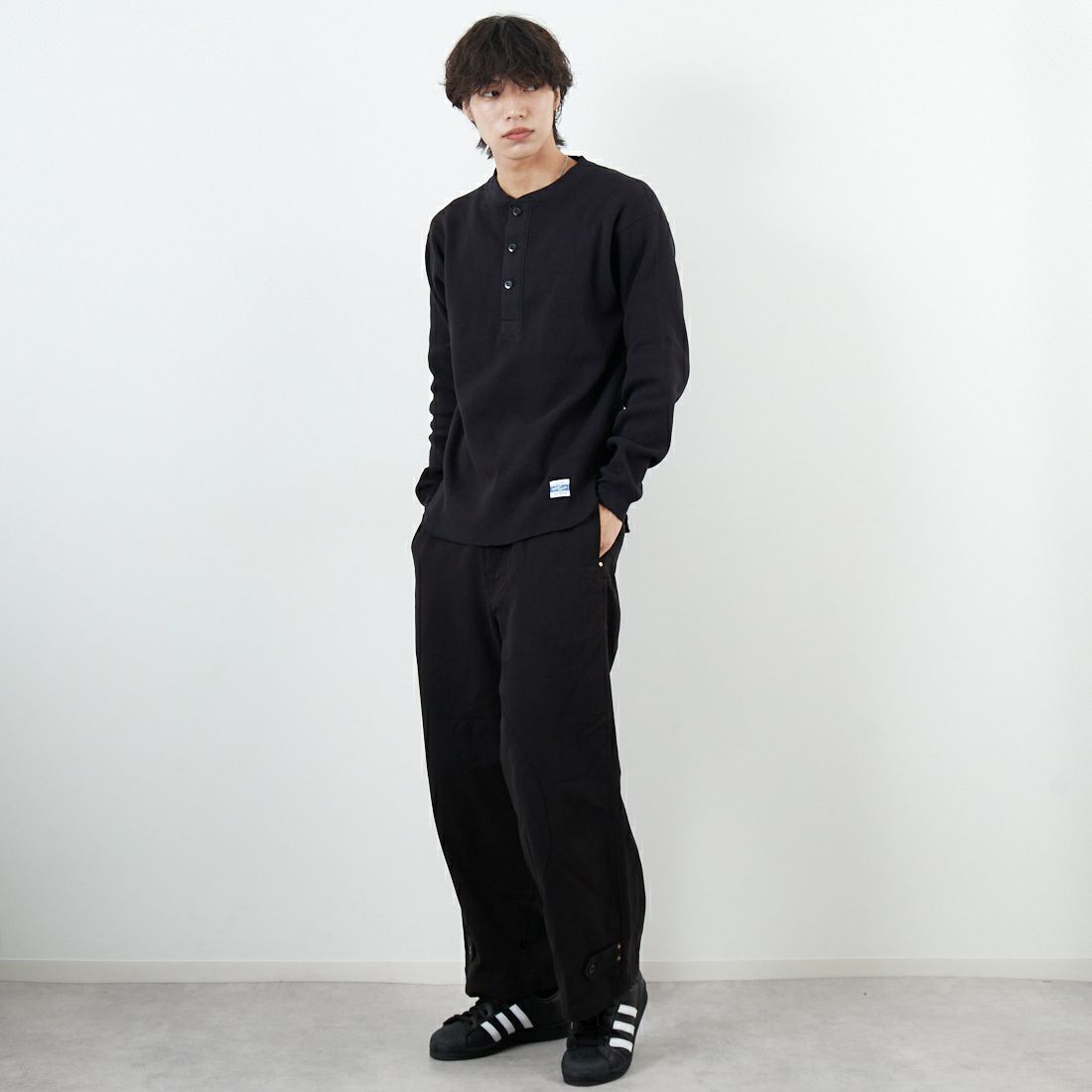 ARMY TWILL SANFORIZED [アーミーツイル サンフォライズド] ダックフィールドパンツ [AM-2555003] BLACK &&モデル身長：179cm 着用サイズ：L&&