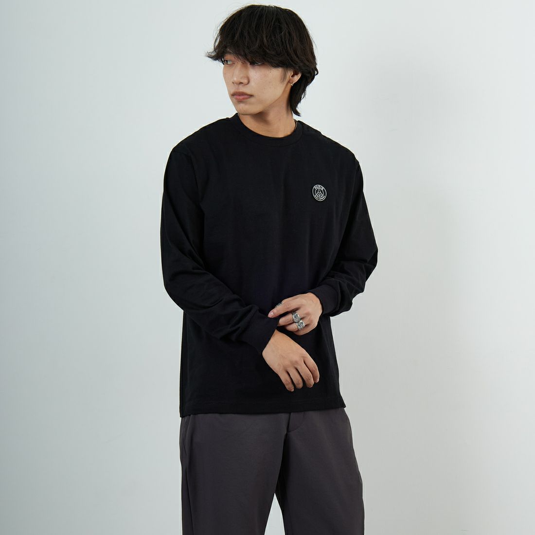 PARIS SAINT-GERMAN [パリ・サンジェルマン] PSG ビッグロゴ刺繍ロングスリーブTシャツ [PS0325FW0002] BLACK &&モデル身長：179cm 着用サイズ：L&&
