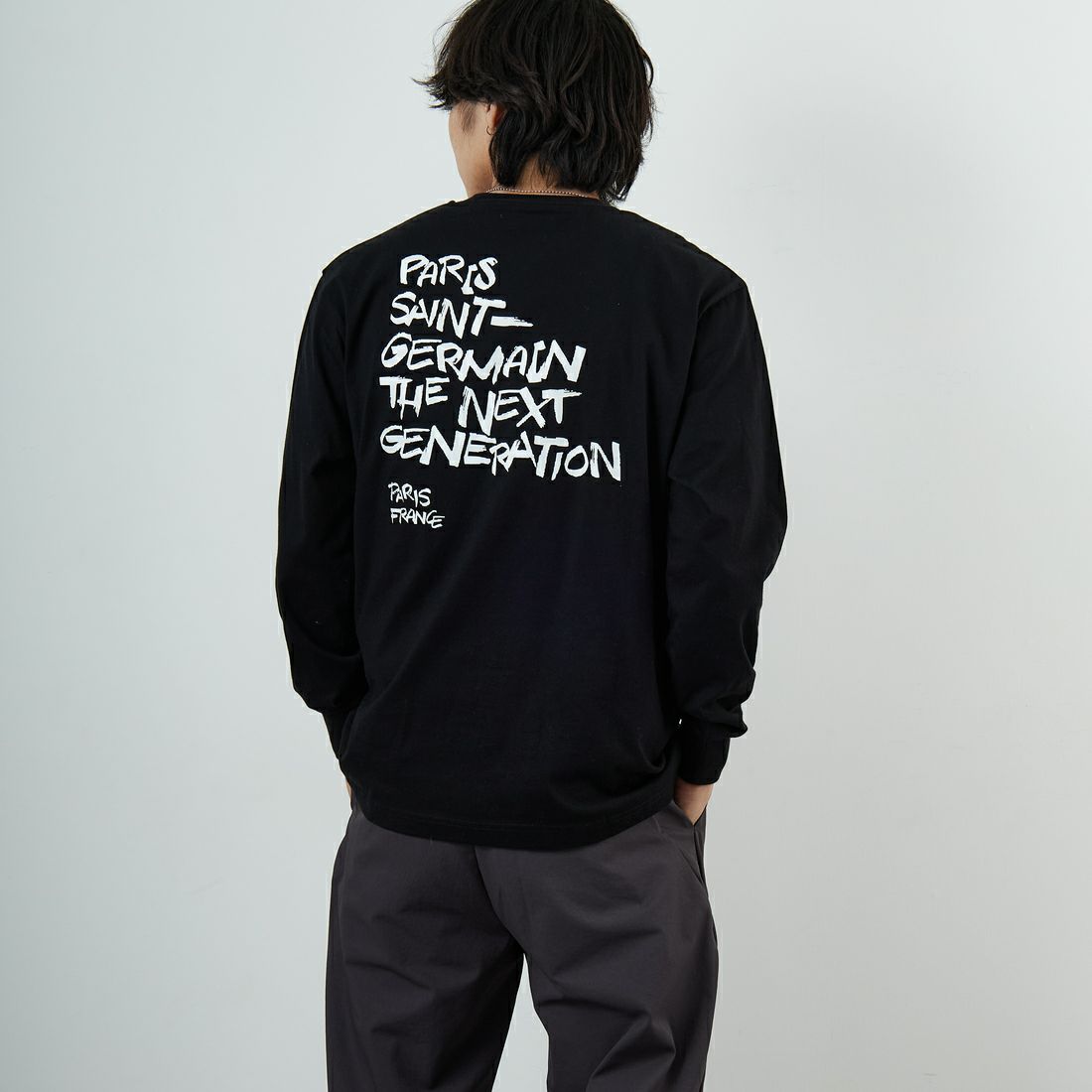 PARIS SAINT-GERMAN [パリ・サンジェルマン] PSG ビッグロゴ刺繍ロングスリーブTシャツ [PS0325FW0002] BLACK &&モデル身長：179cm 着用サイズ：L&&