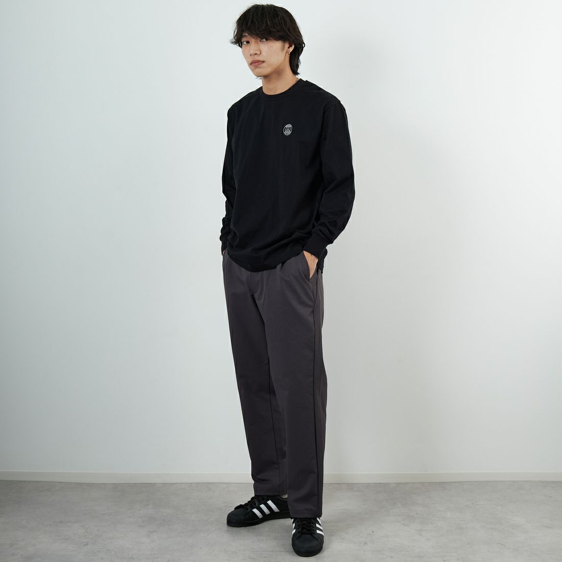 PARIS SAINT-GERMAN [パリ・サンジェルマン] PSG ビッグロゴ刺繍ロングスリーブTシャツ [PS0325FW0002] BLACK &&モデル身長：179cm 着用サイズ：L&&