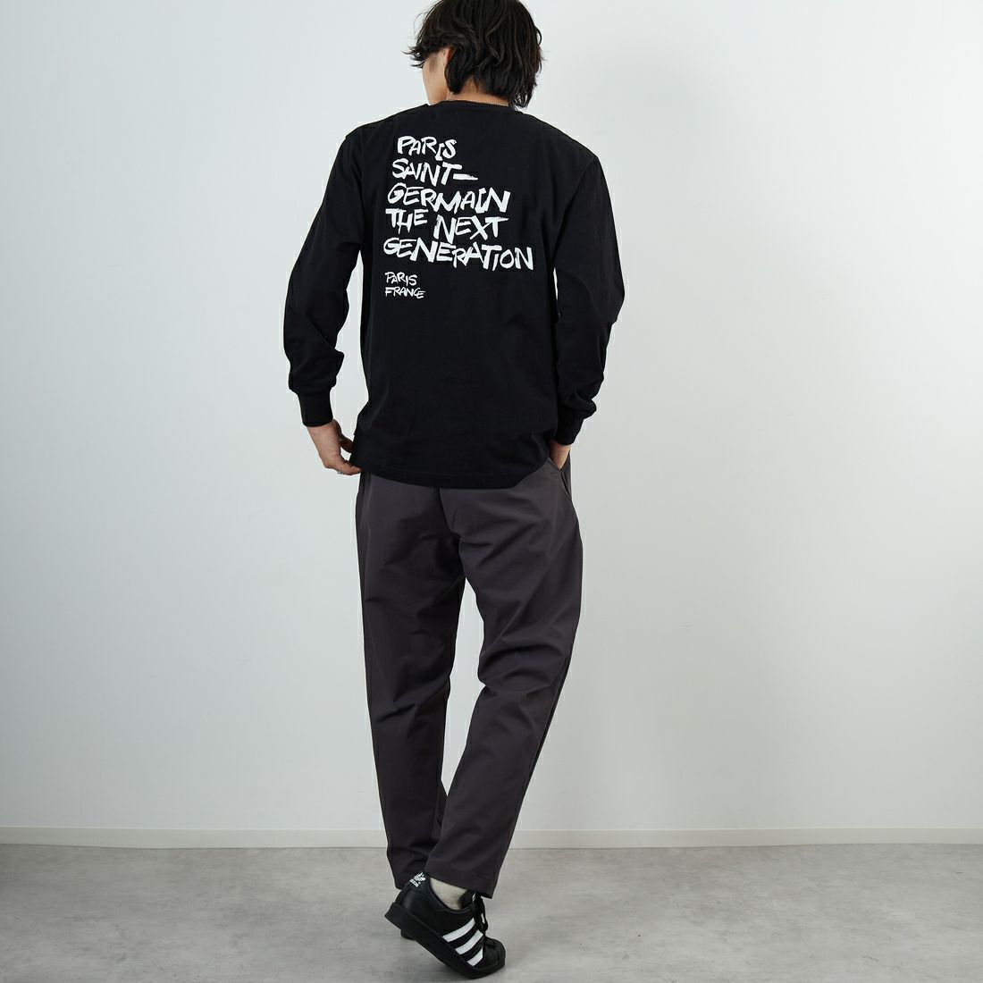 PARIS SAINT-GERMAN [パリ・サンジェルマン] PSG ビッグロゴ刺繍ロングスリーブTシャツ [PS0325FW0002] BLACK &&モデル身長：179cm 着用サイズ：L&&