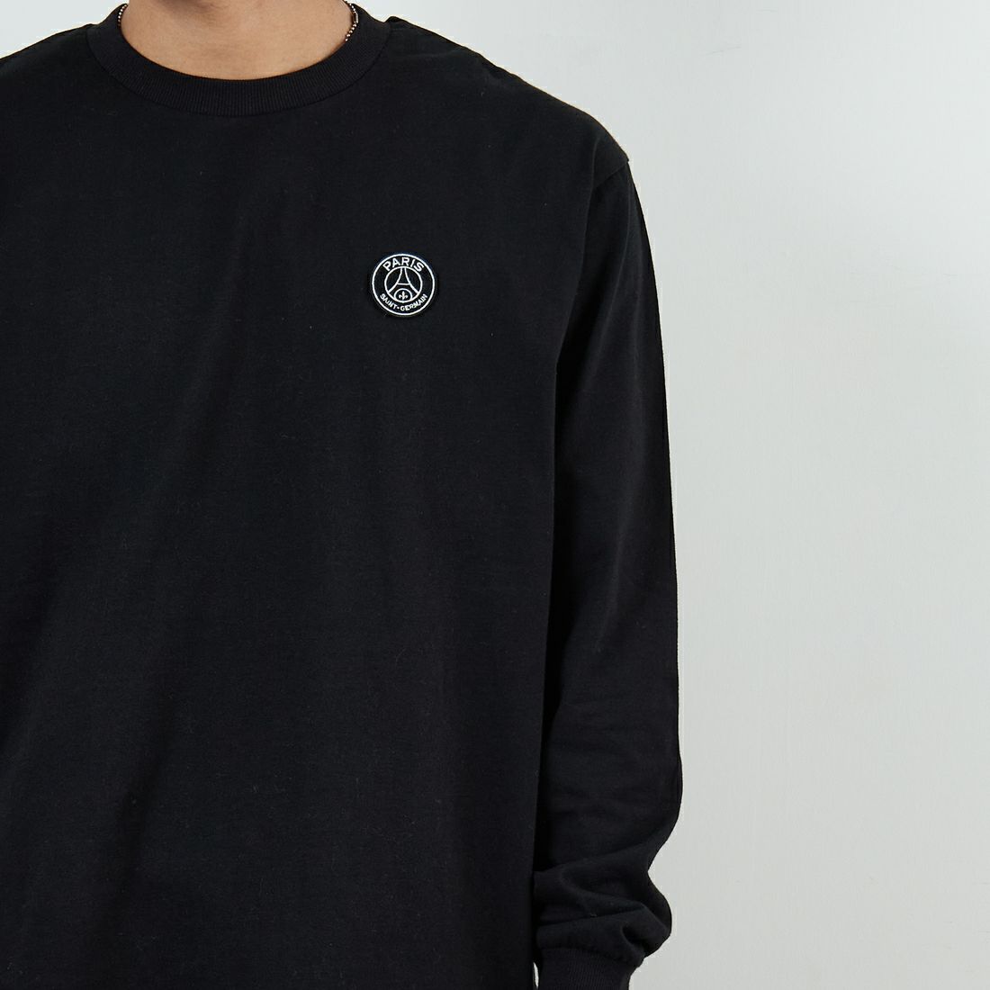 PARIS SAINT-GERMAN [パリ・サンジェルマン] PSG ビッグロゴ刺繍ロングスリーブTシャツ [PS0325FW0002] BLACK &&モデル身長：179cm 着用サイズ：L&&