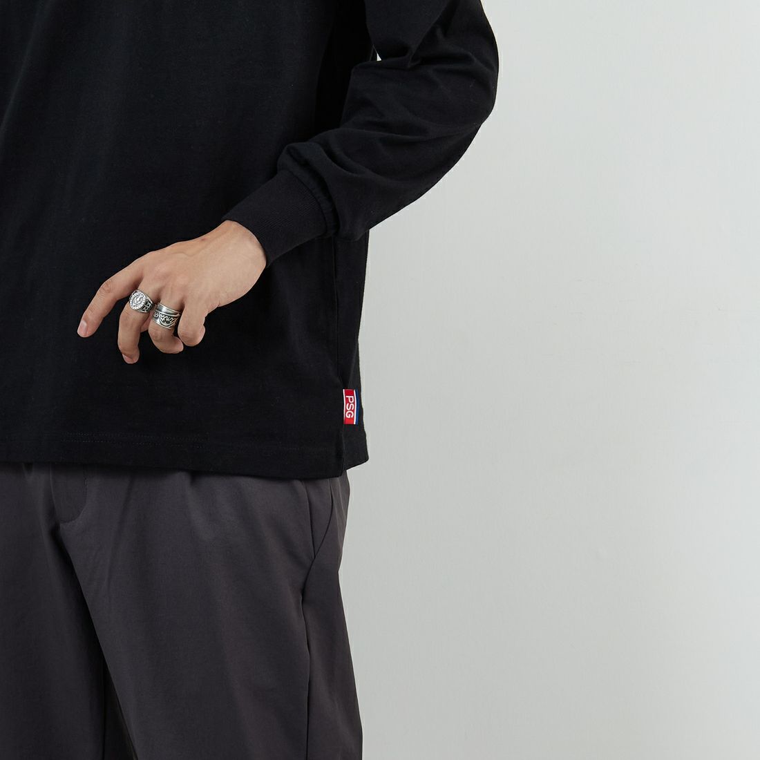 PARIS SAINT-GERMAN [パリ・サンジェルマン] PSG ビッグロゴ刺繍ロングスリーブTシャツ [PS0325FW0002] BLACK &&モデル身長：179cm 着用サイズ：L&&