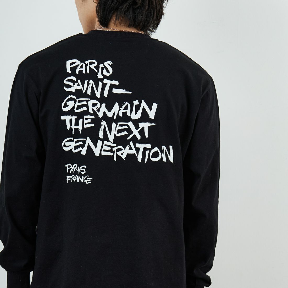 PARIS SAINT-GERMAN [パリ・サンジェルマン] PSG ビッグロゴ刺繍ロングスリーブTシャツ [PS0325FW0002] BLACK &&モデル身長：179cm 着用サイズ：L&&