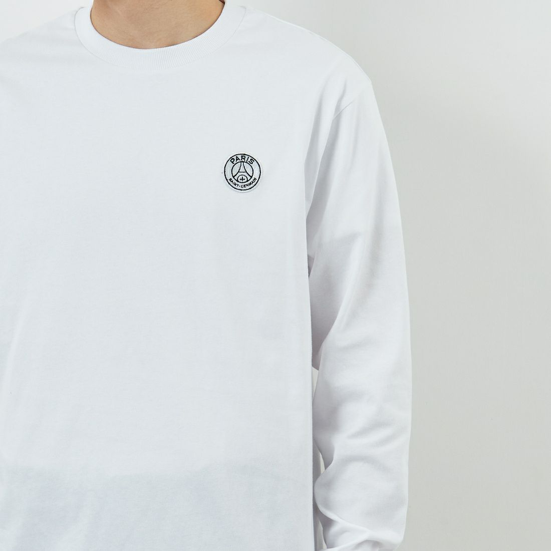 PARIS SAINT-GERMAN [パリ・サンジェルマン] PSG ビッグロゴ刺繍ロングスリーブTシャツ [PS0325FW0002] WHITE &&モデル身長：168cm 着用サイズ：M&&