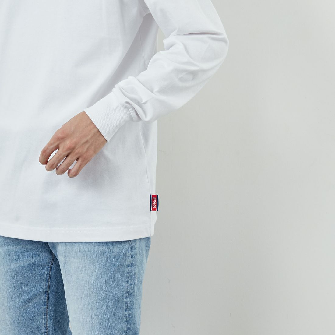 PARIS SAINT-GERMAN [パリ・サンジェルマン] PSG ビッグロゴ刺繍ロングスリーブTシャツ [PS0325FW0002] WHITE &&モデル身長：168cm 着用サイズ：M&&