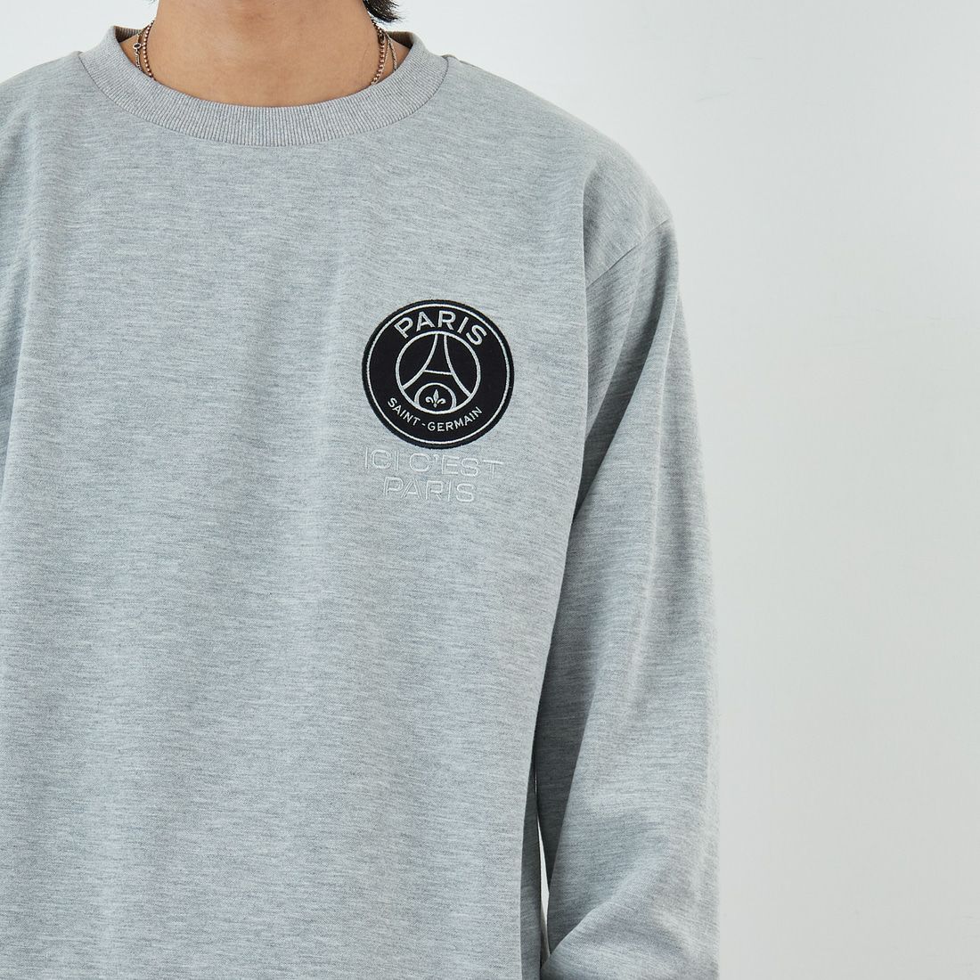 PARIS SAINT-GERMAN [パリ・サンジェルマン] PSG テックフリースクルーネックトップ [PS0525FW0001] GRAY &&モデル身長：179cm 着用サイズ：L&&