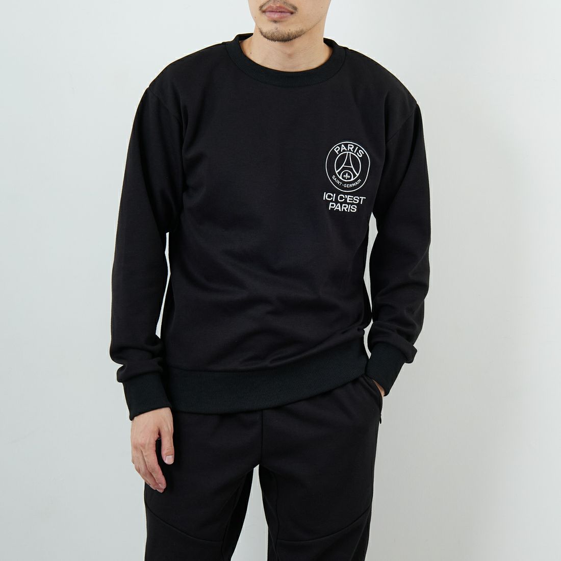 PARIS SAINT-GERMAN [パリ・サンジェルマン] PSG テックフリースクルーネックトップ [PS0525FW0001] BLACK &&モデル身長：168cm 着用サイズ：M&&